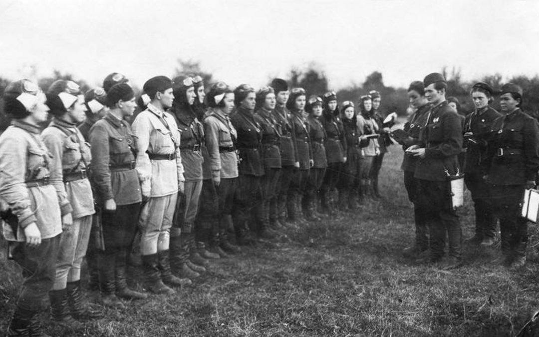 Syrtlanova gia nhập Trung đoàn Cận vệ máy bay ném bom ban đêm số 46. Thay vì làm nhiệm vụ cùng với hoa tiêu, bà lái máy bay một mình. Nữ phi công Syrtlanova tự tin như vậy là vì bà sở hữu đôi mắt cực tinh khi ngay trong điều kiện đêm tối thì vẫn nhìn thấy rõ mục tiêu phía dưới khi dù ở trên độ cao 300m.