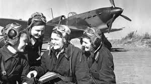 Khi phát xít Đức tấn công xâm lược Liên Xô tháng 6/1941, Syrtlanova được bổ nhiệm làm Chỉ huy Biên đội số 26 trường Sơ cấp bay của Mặt trận Transcaucasian. Bà tham gia nhiệm vụ đào tạo phi công cho đến tháng 9/1942 trước khi được cử ra mặt trận.