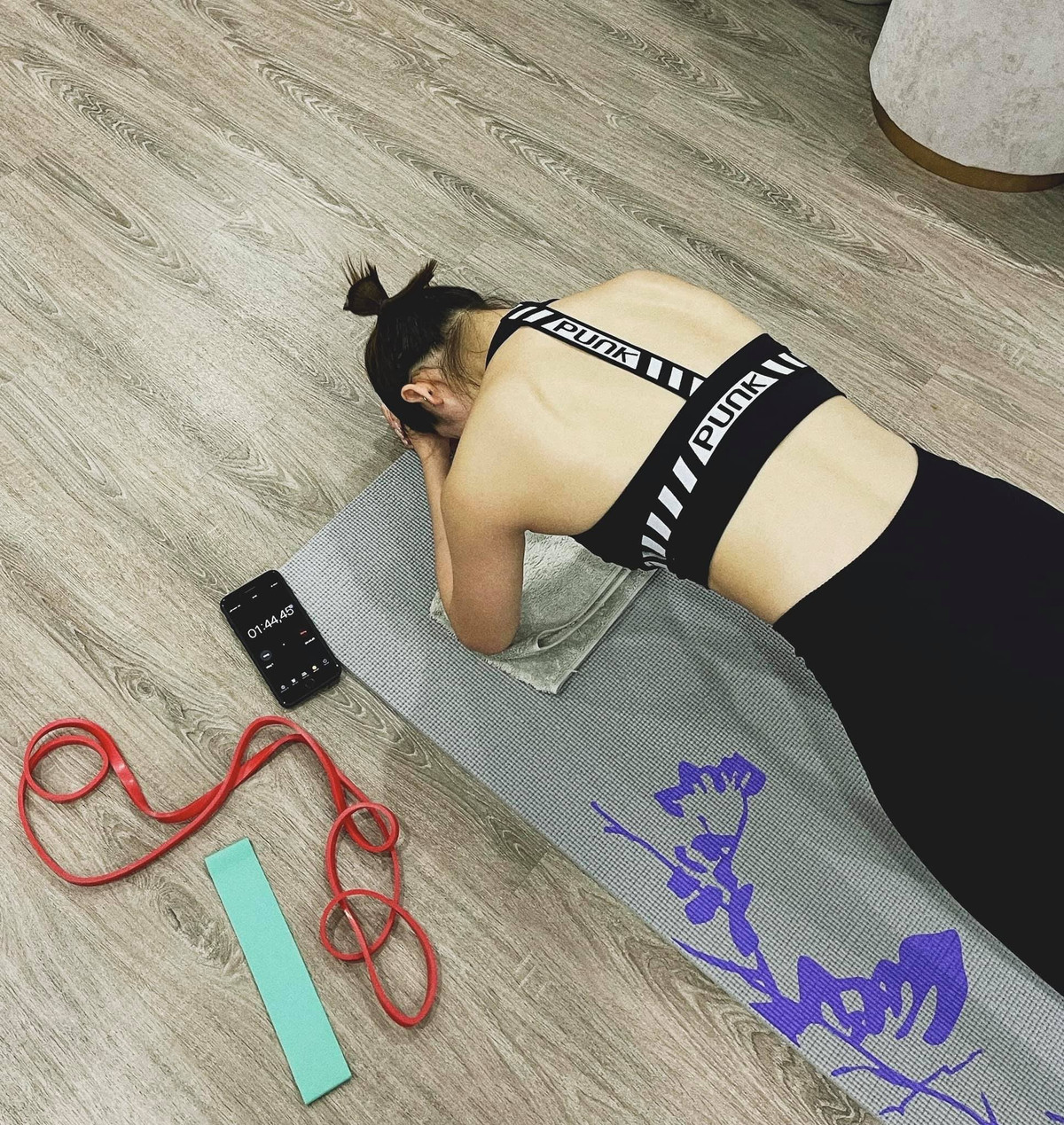 Huyen Lizzie bat mi bi kip so huu vong eo con kien-Hinh-3