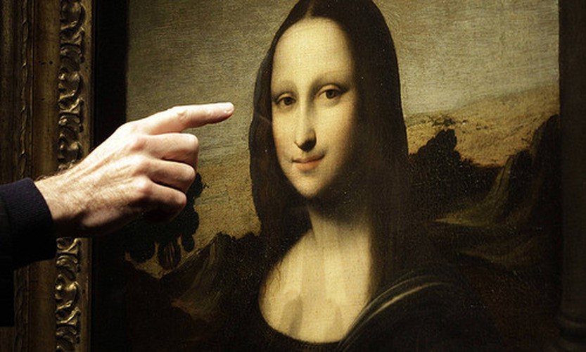 Khi nghiên cứu tỉ mỉ đôi mắt của nàng Mona Lisa, các nhà khoa học phát hiện đôi mắt của nàng có chứa những chữ cái nhỏ xíu. Trong đó, mắt phải của Mona Lisa có ký tự LV được các chuyên gia suy đoán có thể đó là tên viết tắt của Leonardo da Vinci. Mắt trái của nàng có ký tự nhưng chưa xác định được đó là CE hay B.