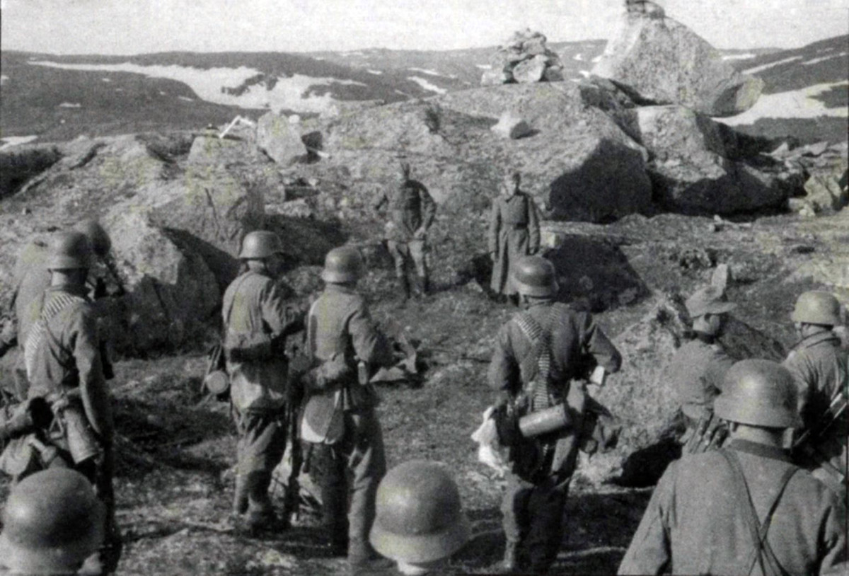 Cuộc xâm lược khu vực phía Bắc Liên Xô được phát xít Đức thực hiện muôn hơn 1 tuần so với phần còn lại của chiến dịch Barbarossa. Theo đó, quân Đức tiến hành cuộc tấn công nhằm vào Murmansk và Kandalaksha từ ngày 29/6/1941.