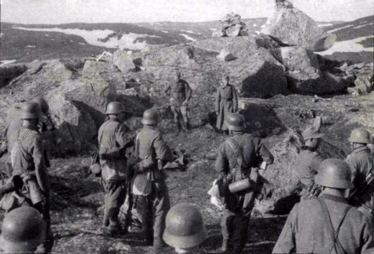 Cuộc xâm lược khu vực phía Bắc Liên Xô được phát xít Đức thực hiện muôn hơn 1 tuần so với phần còn lại của chiến dịch Barbarossa. Theo đó, quân Đức tiến hành cuộc tấn công nhằm vào Murmansk và Kandalaksha từ ngày 29/6/1941.