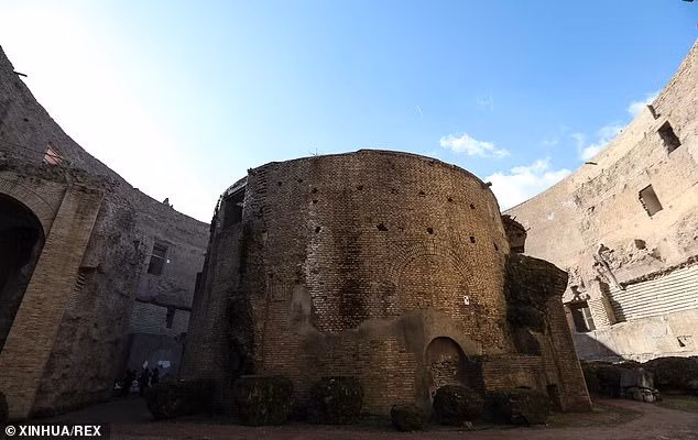 Sau khi qua đời, hoàng đế Augustus nổi danh La Mã được chôn cất trong lăng mộ tráng lệ gần bờ sông Tiber.