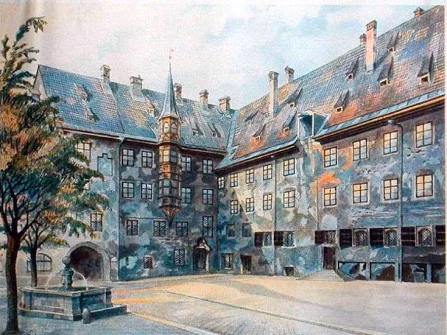 Trong những thập kỷ gần đây, một số bức tranh do Hitler cầm cọ vẽ được rao bán trong các buổi đấu giá lớn. Điển hình là vào năm 2015, 14 bức tranh của y được bán với giá 450.000 USD trong một cuộc đấu giá ở Nieders.