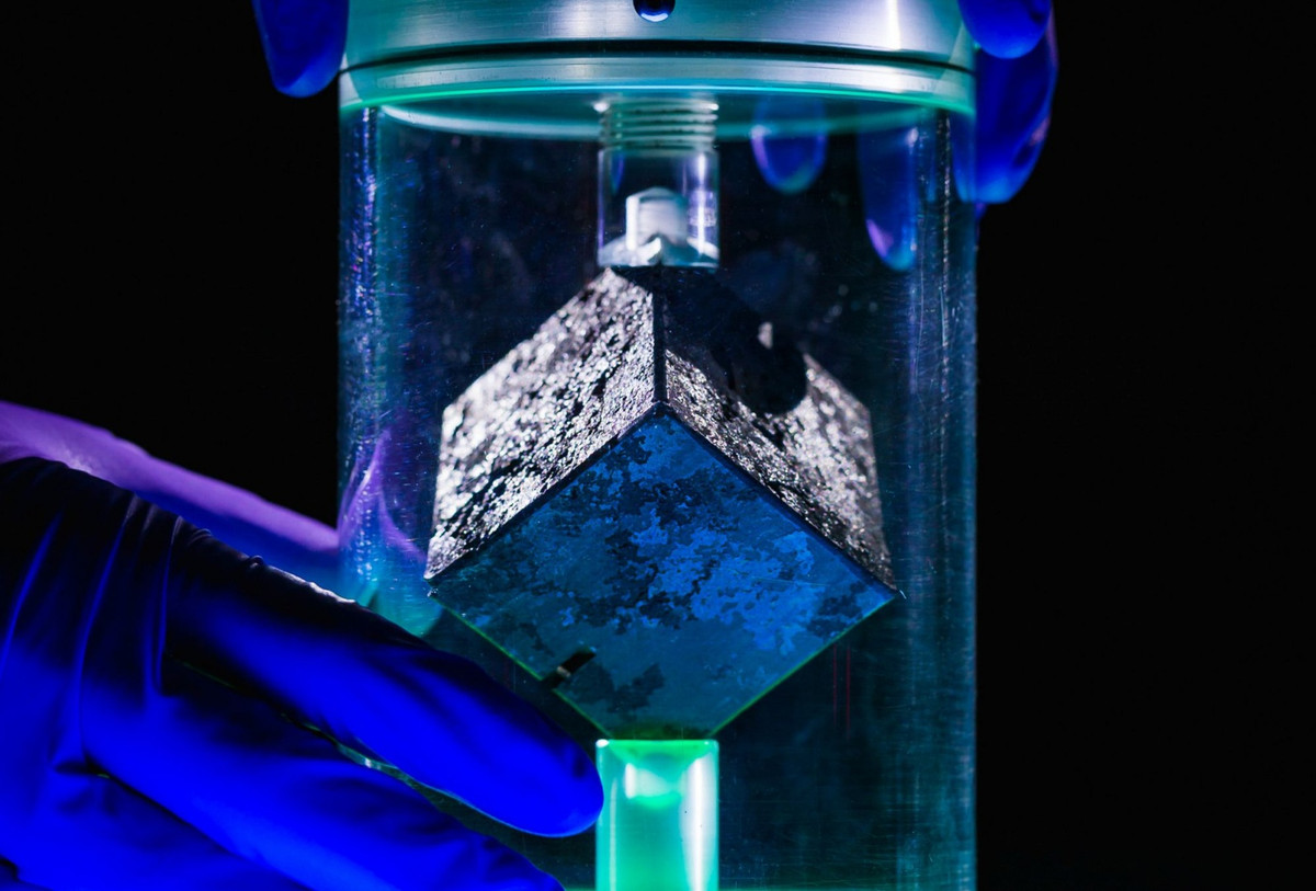 Với những khối uranium của phát xít Đức được tìm thấy, các chuyên gia tiến hành một số nghiên cứu và kiểm tra nhằm tìm hiểu chương trình hạt nhân của Hitler đạt đến trình độ nào.