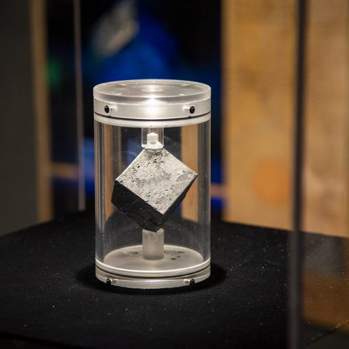 Được sự hậu thuẫn của Hitler, các nhà khoa học phát xít Đức tiến hành xây dựng một lò phản ứng hạt nhân tại Berlin và lắp đặt tại một nhà máy gần Torgau. Không những vậy, Đức còn tích lũy đủ một số lượng plutonium đủ để sản xuất bom nguyên tử.