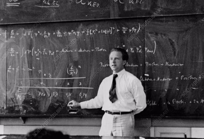 Werner Heisenberg là một trong những nhà vật lý người Đức làm việc trong chương trình vũ khí hạt nhân của Đức quốc xã. Tên của nhà vật lý này được đặt cho những khối uranium - một phần quan trọng trong kế hoạch xây dựng lò phản ứng hạt nhân và bom nguyên tử của chính quyền Hitler.