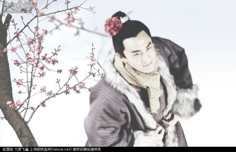 Đối với Tây Môn Khánh, tiền là tất cả. Khi có tiền trong tay có thể giải quyết mọi chuyện, bao gồm cả phụ nữ. Là một kẻ háo sắc thích ăn chơi, gã dùng tiền của mình để có được các mỹ nữ, thậm chí là góa phụ.