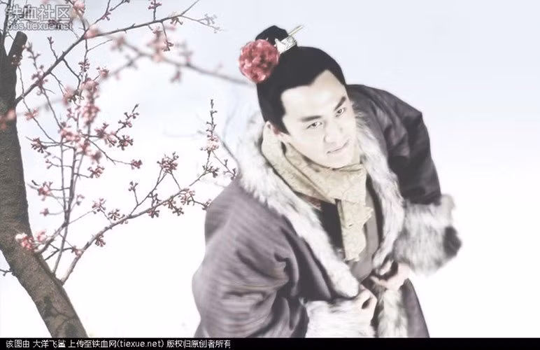 Đối với Tây Môn Khánh, tiền là tất cả. Khi có tiền trong tay có thể giải quyết mọi chuyện, bao gồm cả phụ nữ. Là một kẻ háo sắc thích ăn chơi, gã dùng tiền của mình để có được các mỹ nữ, thậm chí là góa phụ.