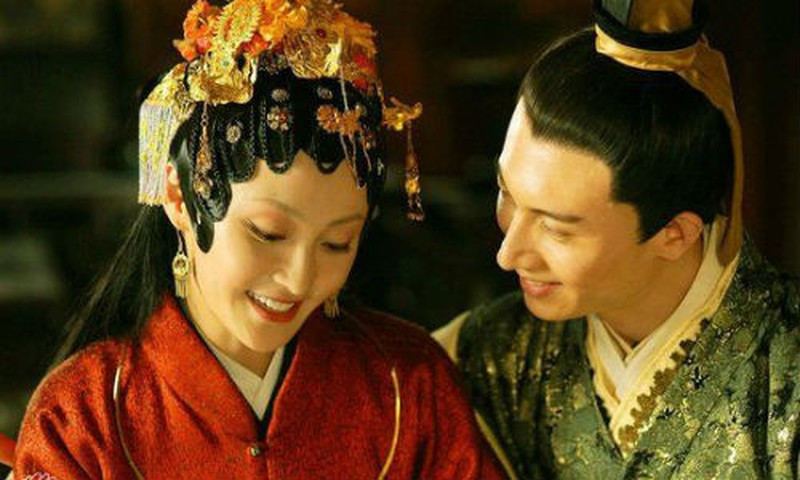 Thế nhưng, Tây Môn Khánh cuối cùng gặp "quả báo" khi mua nhiều thuốc xuân dược để dùng trong các "cuộc yêu" dẫn đến cái chết đau đớn. Thê thiếp của gã sau đó bỏ trốn hoặc tìm người đàn ông khác che chở.