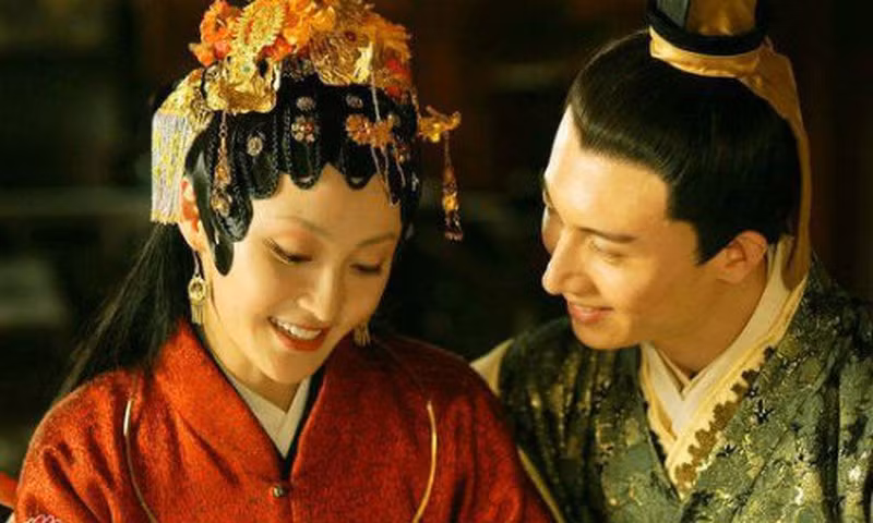 Thế nhưng, Tây Môn Khánh cuối cùng gặp "quả báo" khi mua nhiều thuốc xuân dược để dùng trong các "cuộc yêu" dẫn đến cái chết đau đớn. Thê thiếp của gã sau đó bỏ trốn hoặc tìm người đàn ông khác che chở.