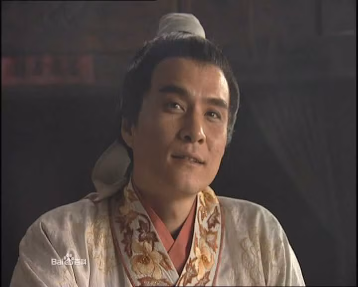 Do xuất thân trong gia đình thương nhân giàu có nên Tây Môn Khánh ăn mặc bảnh bao với trang phục làm từ tơ lụa sa tanh, đeo thắt lưng sừng tê giác...