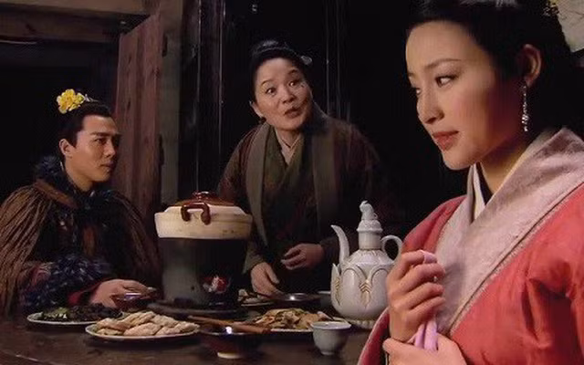 Nhờ vậy, Tây Môn Khánh kiếm được hơn 3 vạn lượng bạc và cũng kết giao được nhiều quan lại khác có lợi cho việc làm ăn. Do đó, của cải của gã ngày càng nhiều hơn.