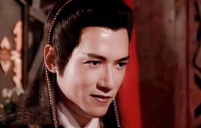 Là kẻ có tiền nên Tây Môn Khánh nhờ người lôi kéo quan hệ với quan chức cao trong triều đình để có được chức quan Phó đề hình.