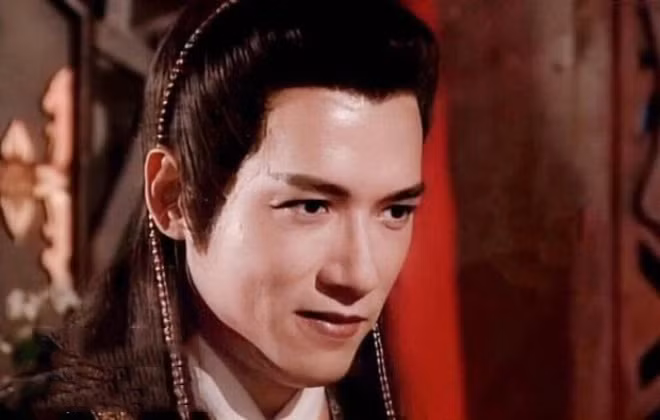 Là kẻ có tiền nên Tây Môn Khánh nhờ người lôi kéo quan hệ với quan chức cao trong triều đình để có được chức quan Phó đề hình.