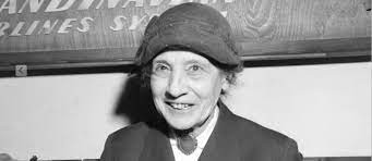 Năm 1923, Lise Meitner phát hiện quá trình chuyển đổi không bức xạ. Tuy nhiên, sau khi Hitler lên nắm quyền ở Đức, năm 1938, bà chuyển sang Hà Lan, Đan Mạch và Thụy Điển sinh sống để tránh bị sát hại như nhiều người Do Thái.