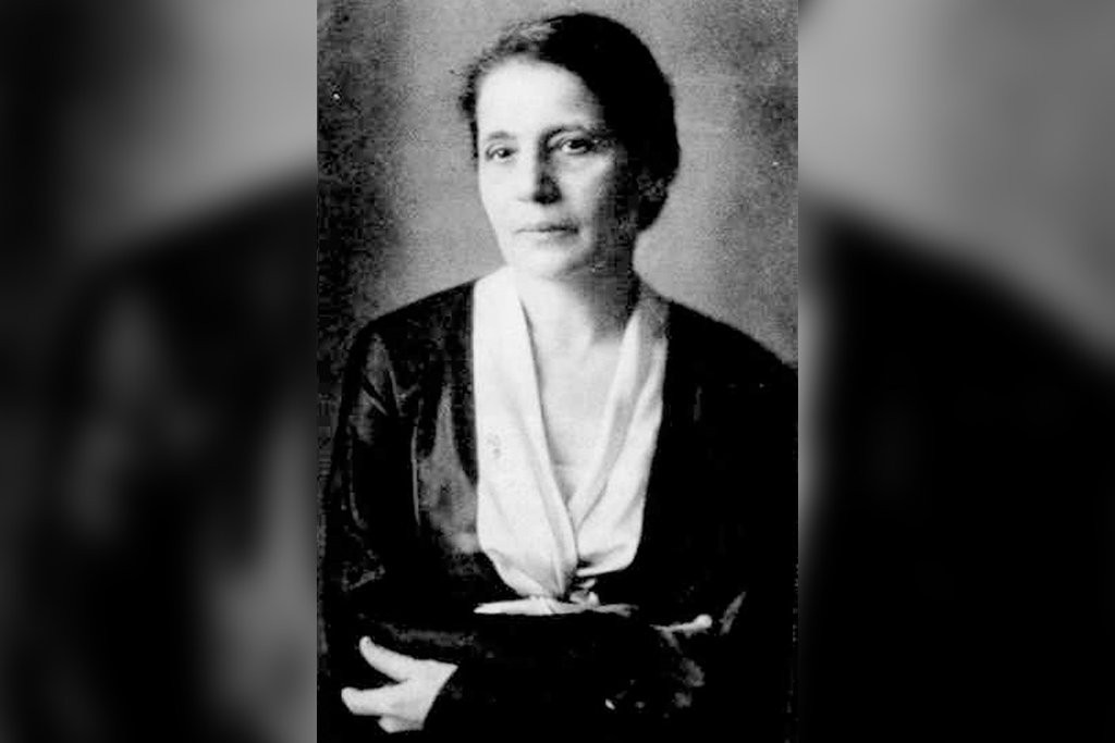 Ngay từ thời đi học, Lise Meitner dành nhiều quan tâm đến vật lý, đặc biệt là hiện tượng phóng xạ. Bà trở thành người phụ nữ thứ hai nhận bằng tiến sĩ tại Đại học Vienna vào năm 1906.