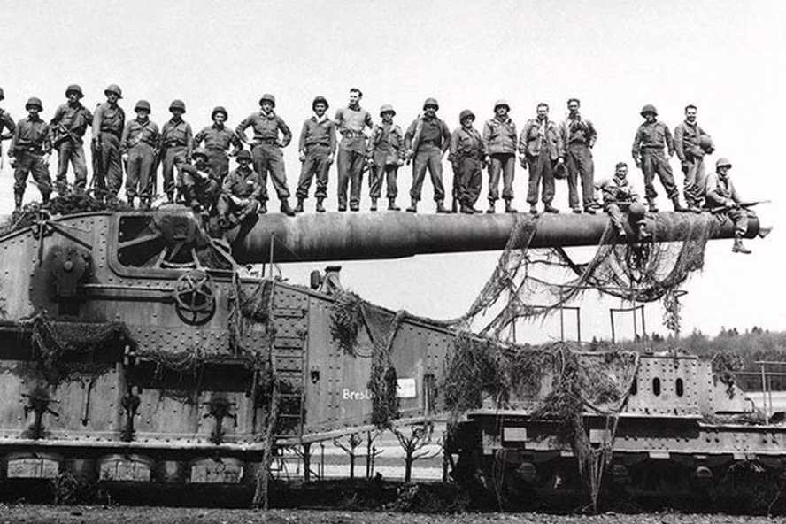 Thêm nữa, siêu pháo Gustav chỉ có thể bắn 14 phát đạn/ngày. Sau khi bắn 300 phát, nòng của vũ khí cần được thay thế bằng một nòng khác.