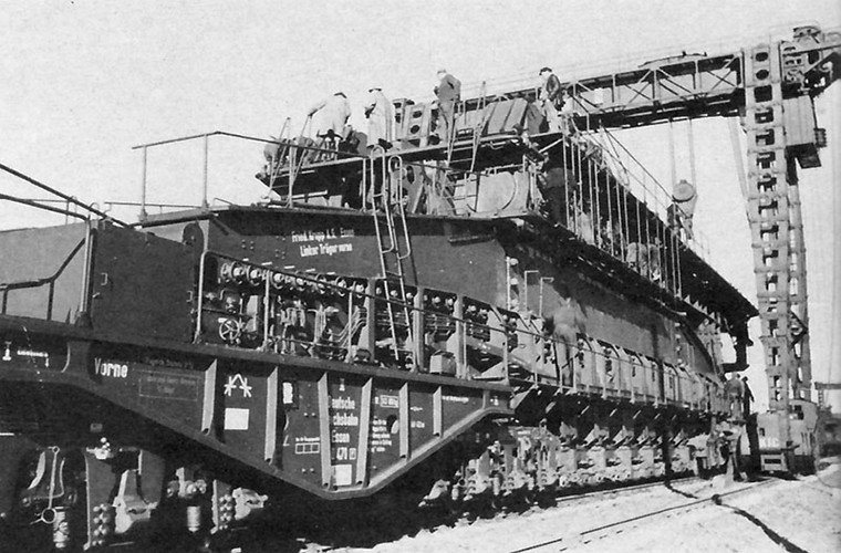 Đức sử dụng siêu pháo Gustav trong cuộc tấn công các pháo đài của Liên Xô ở Sevastopol. Theo một số tài liệu, Đức bắn 48 phát đạn từ vũ khí khủng này.