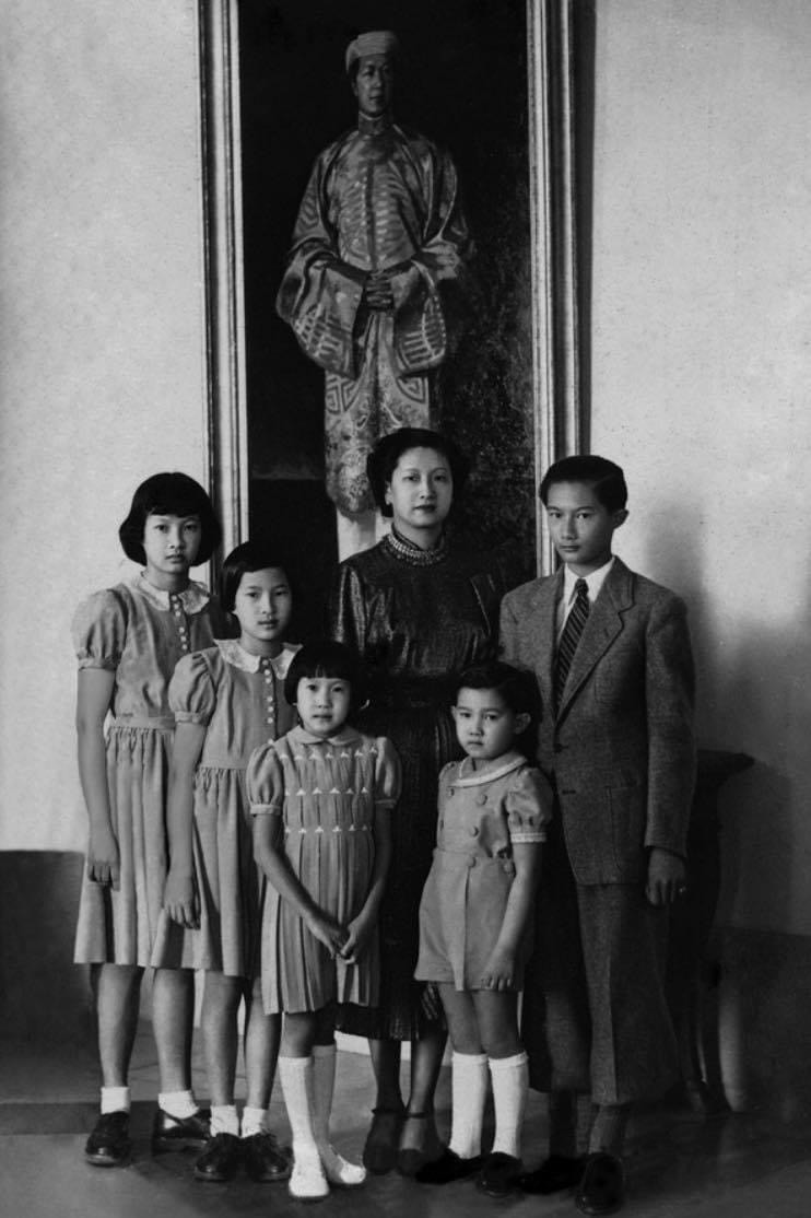 Sau khi cưới, Nam Phương Hoàng hậu lần lượt sinh cho vua Bảo Đại 5 người con (2 con trai và 3 con gái). Tuy nhiên, cuộc hôn nhân hạnh phúc của bà với vua Bảo Đại chỉ kéo dài vài năm. Nguyên do là về sau vua Bảo Đại có những mối quan hệ tình ái khác.