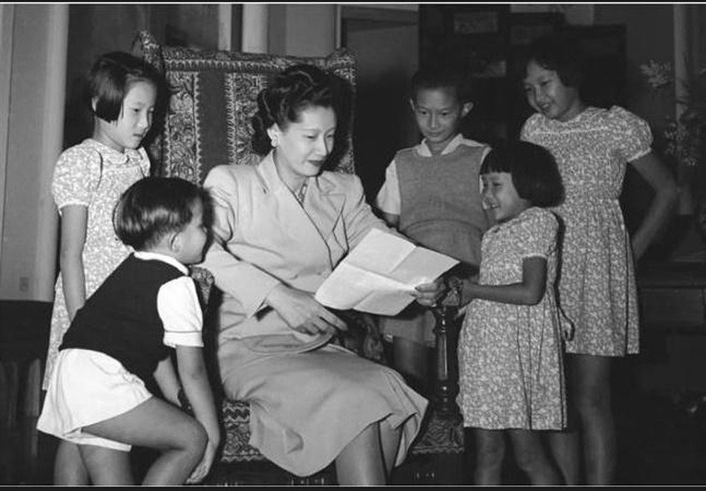 Sau khi đọc thư, Lý Lệ Hà hiểu rằng Nam Phương Hoàng hậu đã biết chuyện của mình với cựu hoàng Bảo Đại. Thông qua cách "đánh ghen" thông minh và đầy kiêu hãnh, Nam Phương Hoàng hậu khiến người đời nể phục vì đức tính cao đẹp.