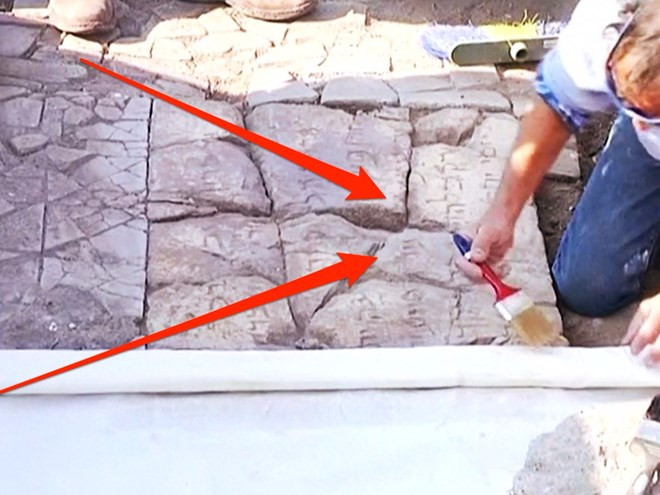 Cụ thể, tấm đá hoa cương được tìm thấy tại bãi biển Kursi, gần biển hồ Galilee, Israel. Trong kinh Tân Ước, địa điểm này là nơi mà Chúa Jesus đã làm ra “phép màu của bầy lợn”.