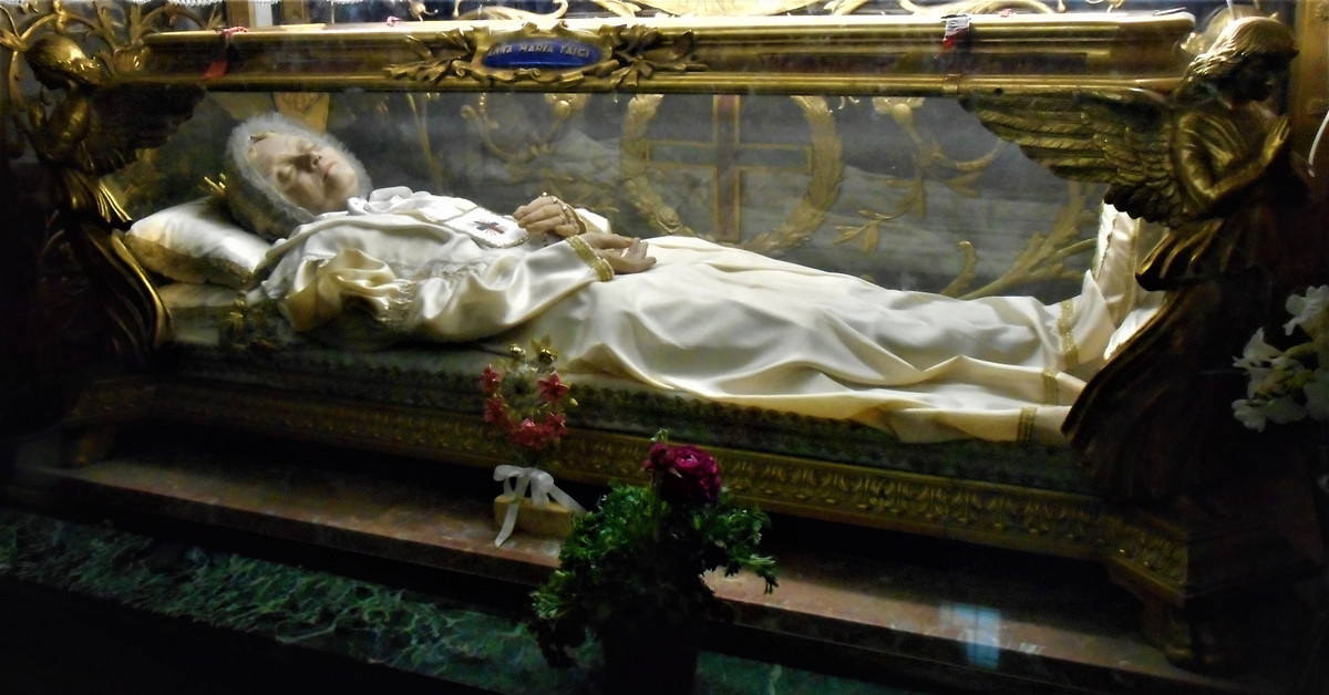 Sau khi qua đời, thi hài Anna Maria Taigi được bảo quản bằng sáp. Giáo hoàng Benedict XV phong thánh cho bà vào năm 1920. Thi thể bất hoại thường tỏa ra mùi thơm dịu khiến nhiều người tin rằng đây là phép màu của Chúa.