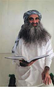 Frank Pellegrino là nhân viên điều tra chống khủng bố của FBI. Ông được giao nhiệm vụ theo dõi và săn lùng Khalid Sheik Mohammed trong gần 30 năm. Theo điều tra của ông Pellegrino và các cộng sự, tên tội phạm khét tiếng này sinh ra ở Kuwait và từng đi du học tại bang North Carolina vào thập niên 1980. Về sau, gã quay trở lại Afghanistan sinh sống.