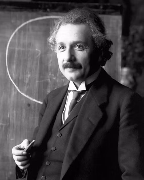 Hai chuyên gia trên phát hiện não của Einstein có những thùy đỉnh rất rộng. Những thùy này kiểm soát cảm giác không gian giúp con người xác định được vị trí các vật thật hoặc tưởng tượng.