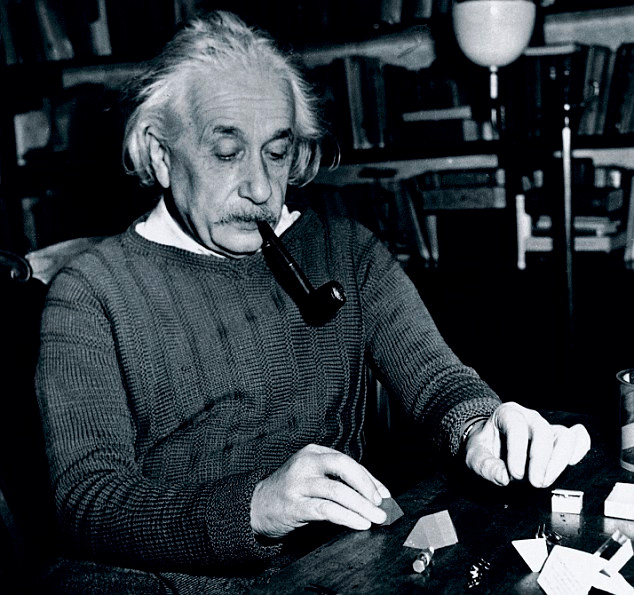 Nhờ vậy, nhóm nghiên cứu phát hiện sự to quá mức của các tế bào có nhiệm vụ nuôi dưỡng tế bào thần kinh của Einstein. Từ đây, các chuyên gia suy đoán có lẽ điều này khiến cha đẻ của thuyết tương đối mới có thể để các tế bào thần kinh hoạt động một cách hiệu quả nhất. Phần não còn lại của ông không có điểm gì đặc biệt so với người thường.