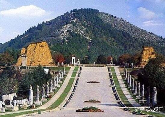 Càn Lăng nằm tại huyện Càn, tỉnh Thiểm Tây là lăng mộ của Võ Tắc Thiên - nữ hoàng đế đầu tiên và duy nhất trong lịch sử Trung Quốc thời phong kiến. Đây là lăng mộ được bảo quản tốt nhất của nhà Đường và không bị mộ tặc quấy rầy.