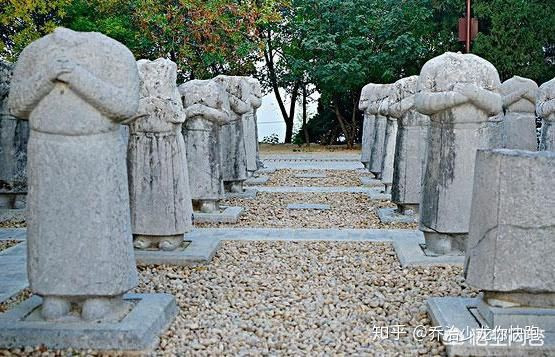 Theo các chuyên gia, nơi an nghỉ ngàn thu của Võ Tắc Thiên nằm trên long mạch. Thêm nữa, Càn Lăng gắn liền với những giai thoại kỳ bí và rùng rợn khiến những kẻ trộm mộ sợ hãi.