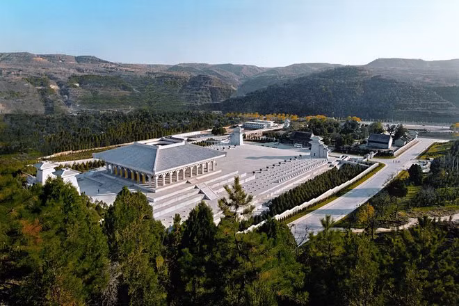 Chính vì vậy, nơi yên nghỉ ngàn thu của Hiên Viên Hoàng đế không bị mộ tặc xâm phạm dù bên trong có rất nhiều đồ tùy táng giá trị như ngọc ngà, châu báu...