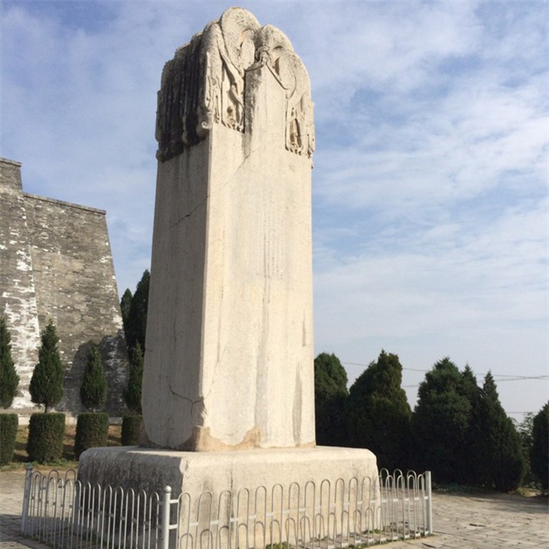 Điển hình là giai thoại kể về một số tên trộm từng đến Càn Lăng. Chúng đang định đột nhập vào bên trong thì thời tiết đang tốt bỗng trở nên tối sầm và nổi gió mạnh. Không những vậy, nhóm trộm mộ còn nghe thấy những tiêng hét ghê sợ, khiến chúng sợ hãi bỏ chạy không dám đào bới, đánh cắp bảo vật trong mộ của Võ Tắc Thiên.