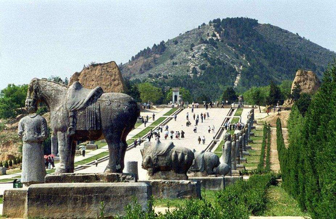 Theo quan niệm của người xưa, lăng mộ được xây dựng trên long mạch sẽ tượng tưng cho sự hưng thịnh - suy tàn của đất nước. Nếu lăng mộ bị kẻ gian phá hoại, làm tổn hại đến long mạch thì đất nước sẽ lâm nguy, gặp nhiều biến cố.