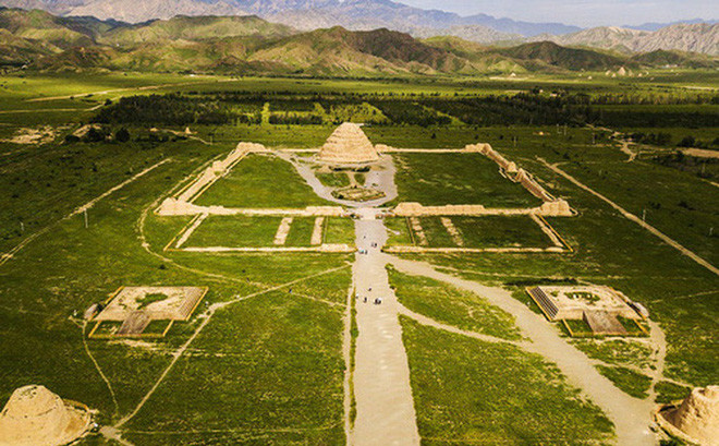 Khi còn sống, nhiều hoàng đế Trung Quốc thời phong kiến cho các thầy phong thủy tìm vùng đất tốt để xây dựng lăng mộ. Trong số này, 3 lăng mộ nằm trên long mạch được xây dựng và không bị mộ tặc cướp phá. Đó là lăng mộ của Hiên Viên Hoàng đế, Tần Thủy Hoàng và Càn Lăng.