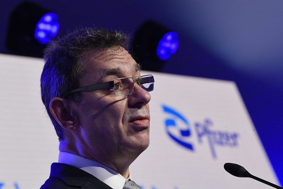 Chủ tịch Bourla của Hãng dược Pfizer nhận định mọi việc sẽ được cân nhắc và quyết định dựa theo tình hình thực tế.