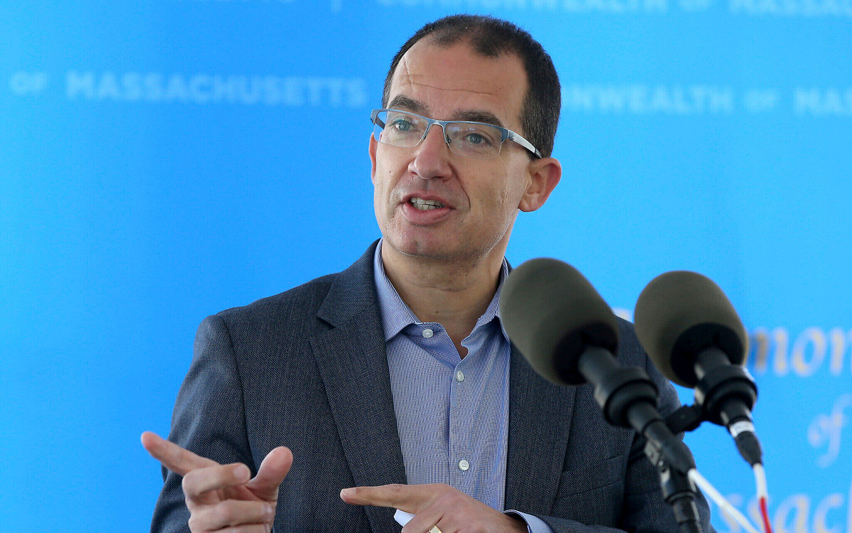 Trước khi Chủ tịch Bourla đưa ra dự báo trên, vào ngày 23/9, Giám đốc điều hành Stéphane Bancel của Hãng dược Moderna cũng đưa ra dự đoán tương tự. Ông cho rằng, thế giới sẽ trở lại cuộc sống bình thường sau 1 năm.