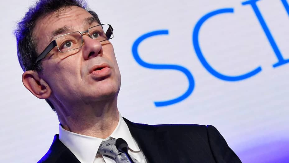 Theo ông Bourla, trong trường hợp người dân trên thế giới trở lại cuộc sống bình thường vẫn nên tiếp tục cảnh giác vì không loại trừ nguy cơ xuất hiện các biến thể mới của virus SARS-CoV-2.