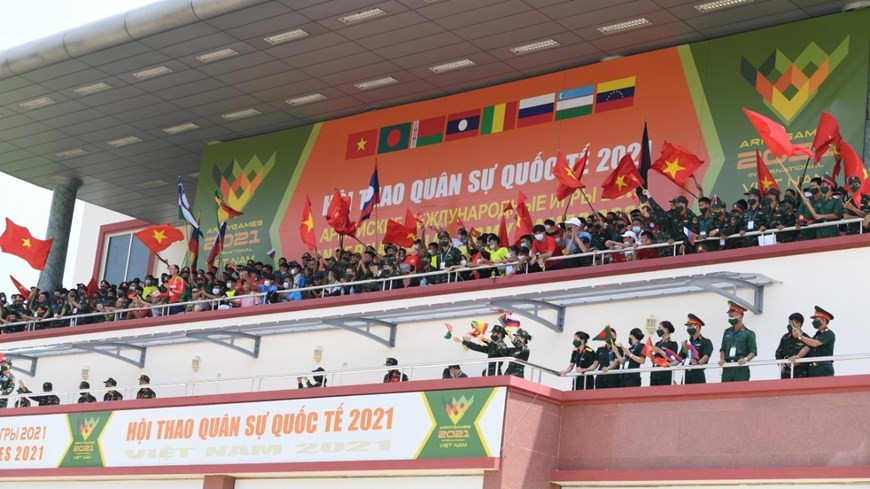 Cờ Tổ quốc tung bay trên khán đài cổ vũ cho đội tuyển Quân đội Nhân dân Việt Nam. (Ảnh: TTXVN phát)