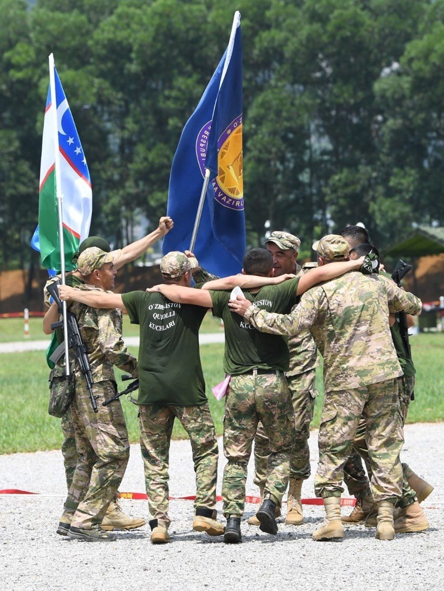 Đội tuyển quân đội các nước bạn mừng chiến thắng sau khi kết thức các bài thi. (Ảnh: TTXVN phát)