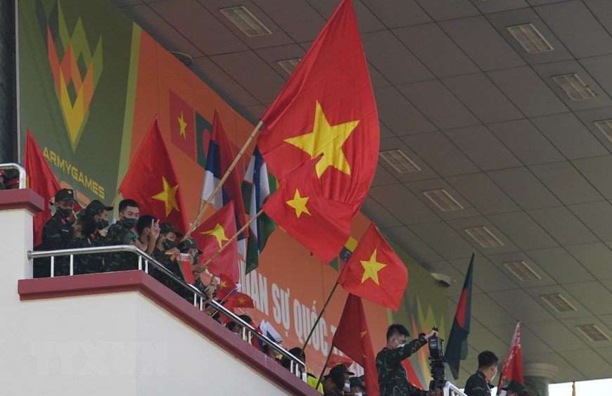 Cờ Tổ quốc tung bay trên khán đài cổ vũ cho đội tuyển Quân đội Nhân dân Việt Nam. (Ảnh: TTXVN phát)