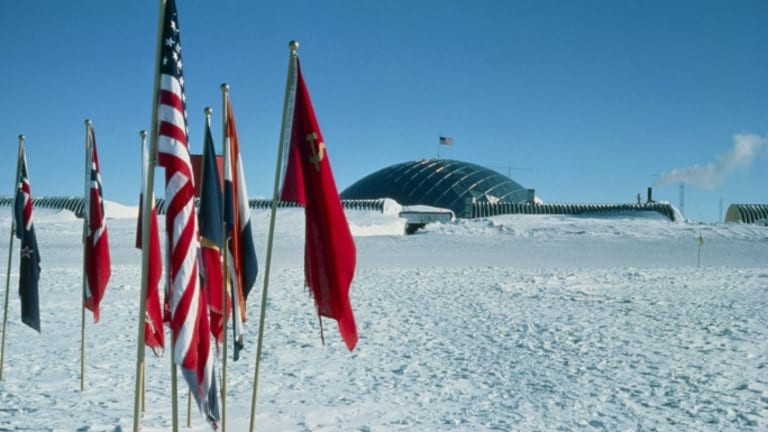 Thế nhưng, một thời gian sau, các chuyên gia quan sát dữ liệu vệ tinh thì không còn thấy các hồ ngầm. Đến nay, bí ẩn này vẫn chưa được giải mã.