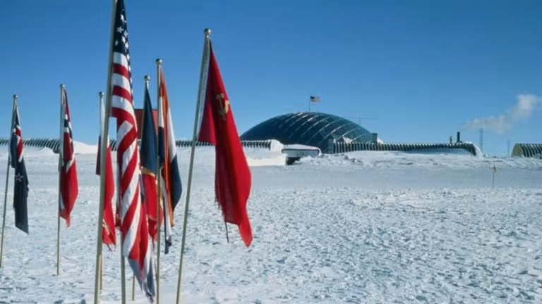 Thế nhưng, một thời gian sau, các chuyên gia quan sát dữ liệu vệ tinh thì không còn thấy các hồ ngầm. Đến nay, bí ẩn này vẫn chưa được giải mã.