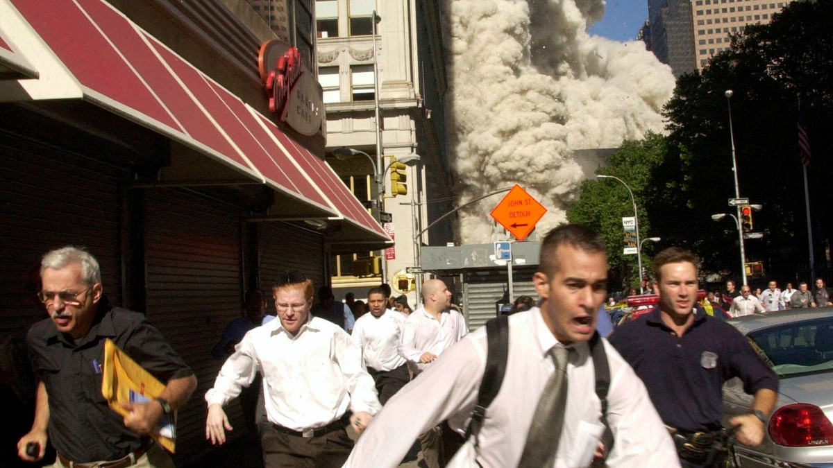 Ngay sau đó, bà Lauren nhìn thấy cảnh tượng chết chóc kinh hoàng khi có nhiều người rơi khỏi tòa cao ốc và tử vong.