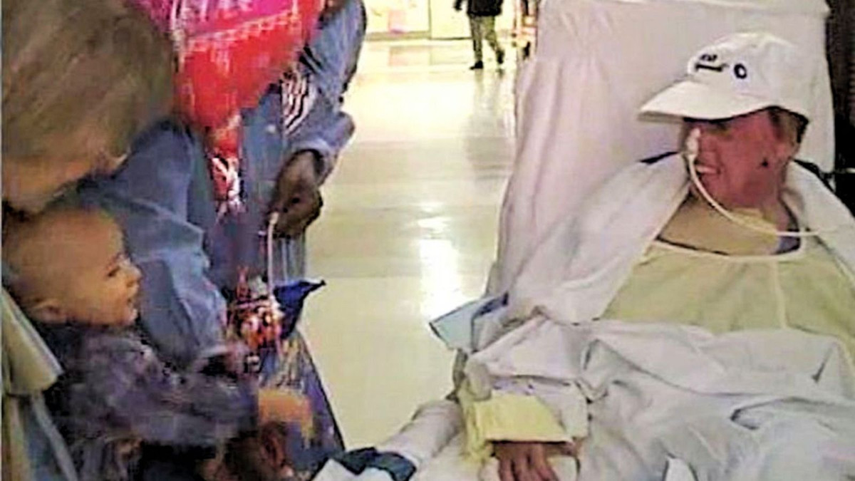 Sau đó, bà Lauren bị nhấn chìm trong ngọn lửa kinh hoàng. Nỗi đau khi bị thiêu sống khiến bà khó có thể diễn tả bằng lời. Không đầu hàng số phận, bà chạy ra ngoài, băng qua đường và lăn trên thảm cỏ. Khi chứng kiến cảnh tượng đó, một người đàn ông cố gắng giúp đỡ bà.