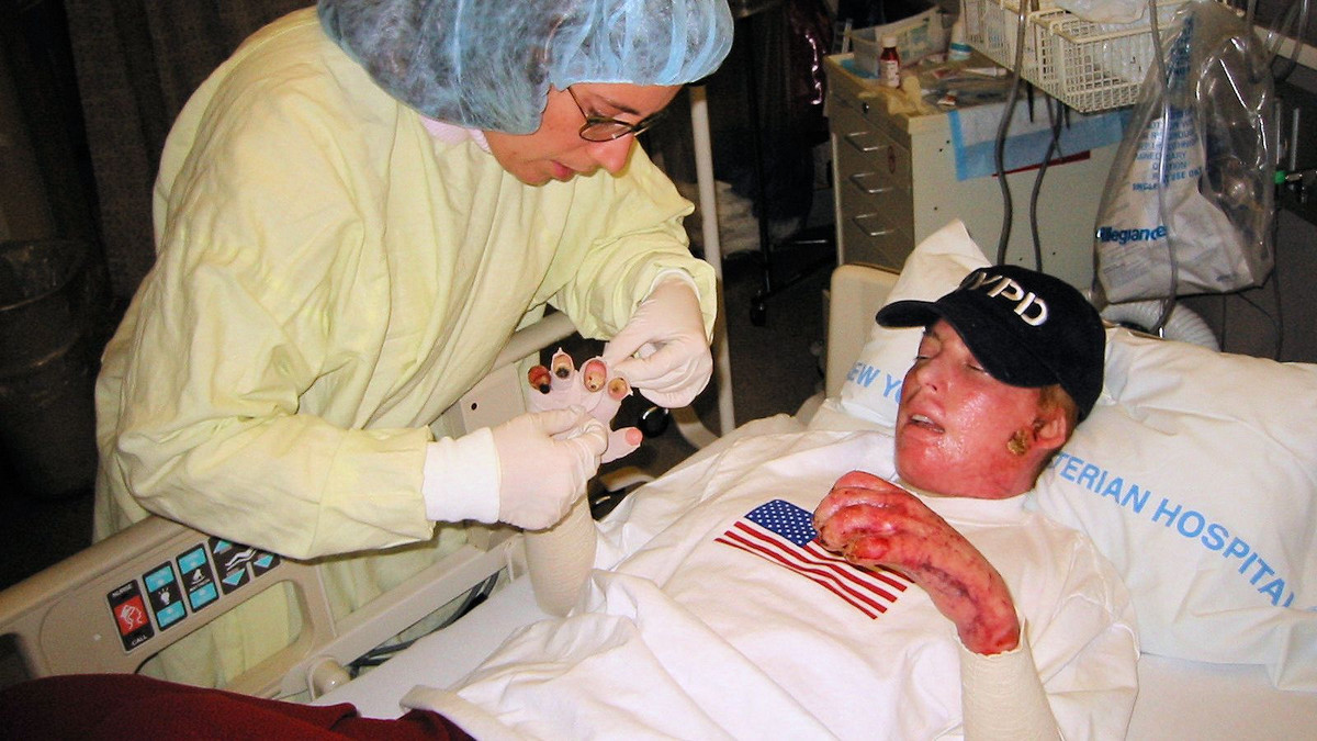 Theo lời kể của bà Lauren, khi bà vừa bước vào Tháp Bắc của Trung tâm Thương mại Thế giới thì máy bay bị nhóm không tặc đầu tiên đâm vào tòa nhà, tạo ra quả cầu lửa lao xuống trục thang máy và vào sảnh đợi.