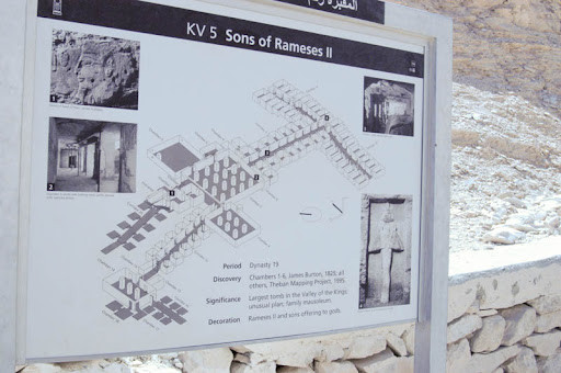 Kết quả các cuộc khảo sát cho thấy khu lăng mộ KV5 thuộc dạng mộ gia đình. Đây là nơi chôn cất phần lớn các con trai của pharaoh Ramesses II (1303 trước Công nguyên - 1213 trước Công nguyên).