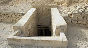 Theo đó, các chuyên gia có nhiều phát hiện quan trọng tại Thung lũng các vị vua. Trong số này, họ tìm được khu lăng mộ lớn nhất tính đến thời điểm hiện nay. Nơi này được gọi là KV5.