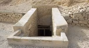 Theo đó, các chuyên gia có nhiều phát hiện quan trọng tại Thung lũng các vị vua. Trong số này, họ tìm được khu lăng mộ lớn nhất tính đến thời điểm hiện nay. Nơi này được gọi là KV5.